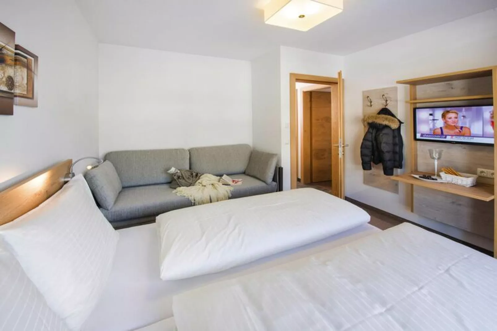 Appartement in Dorfgastein met balkon of terras-Woonkamer