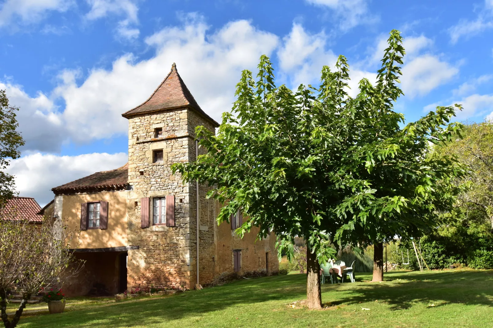 Maison de vacances Besse les Vitarelles 6 p-Buitenkant zomer