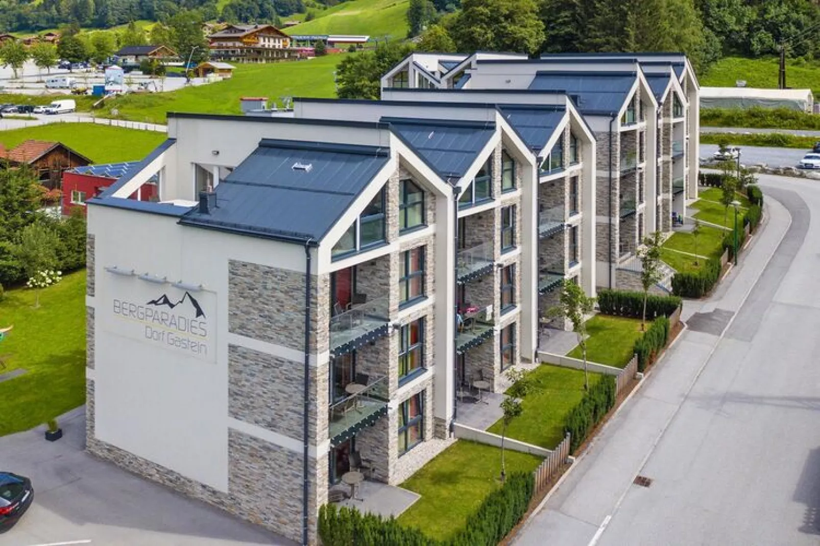 Appartement in Dorfgastein met balkon of terras-Buitenkant zomer