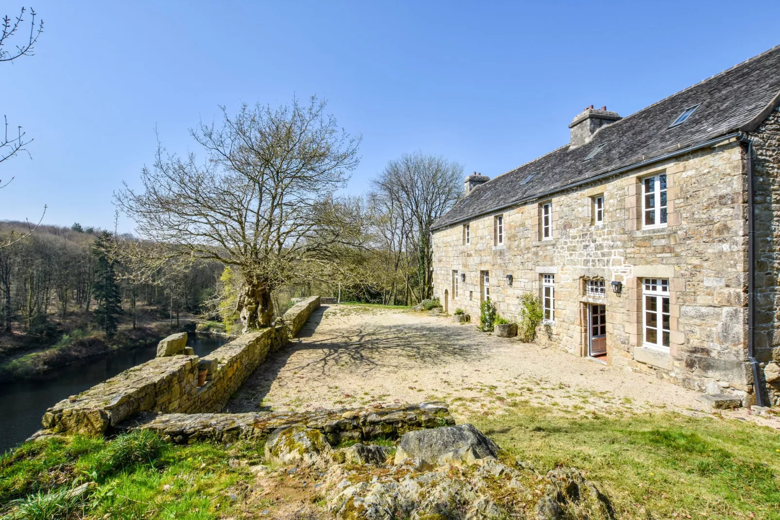 Le Manoir de Coatanscour-Buitenkant zomer