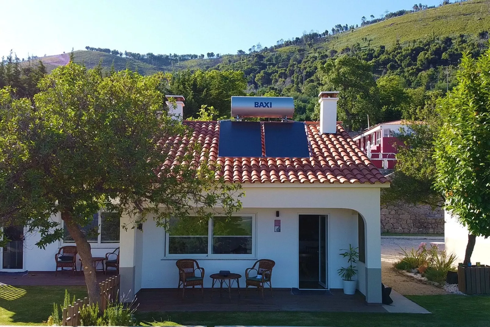 Casa Suite Alpedrinha-Buitenkant zomer