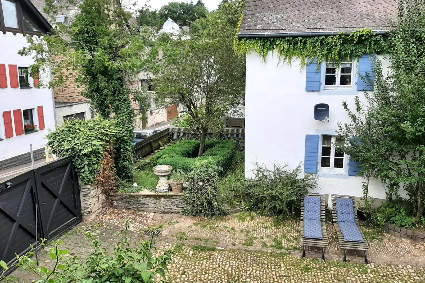 Ferienwohnung Grüne Oase im Hof der Möglichkeiten-Buitenkant zomer