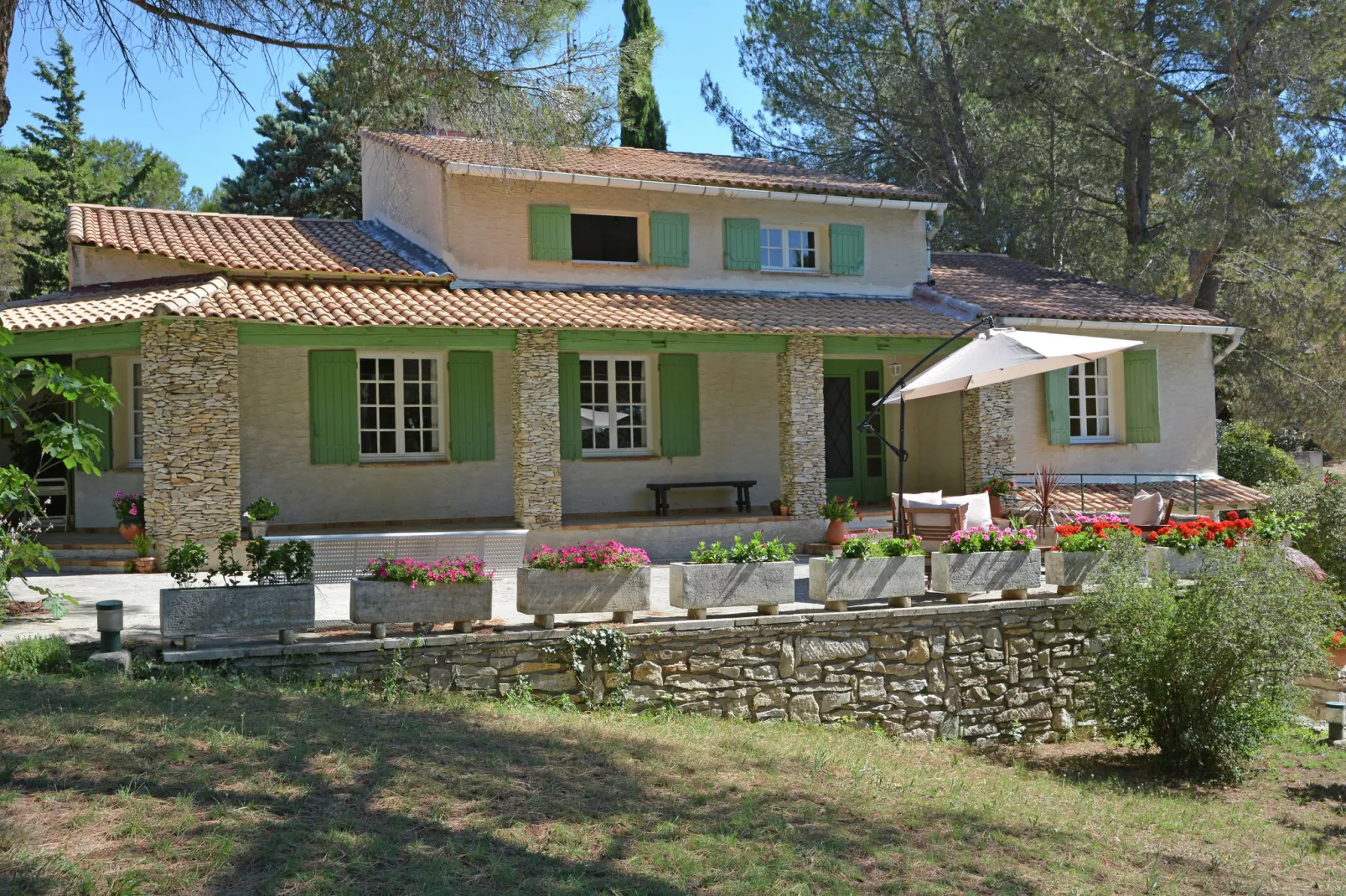 Belle Maison près du Pont du Gard-Buitenkant zomer