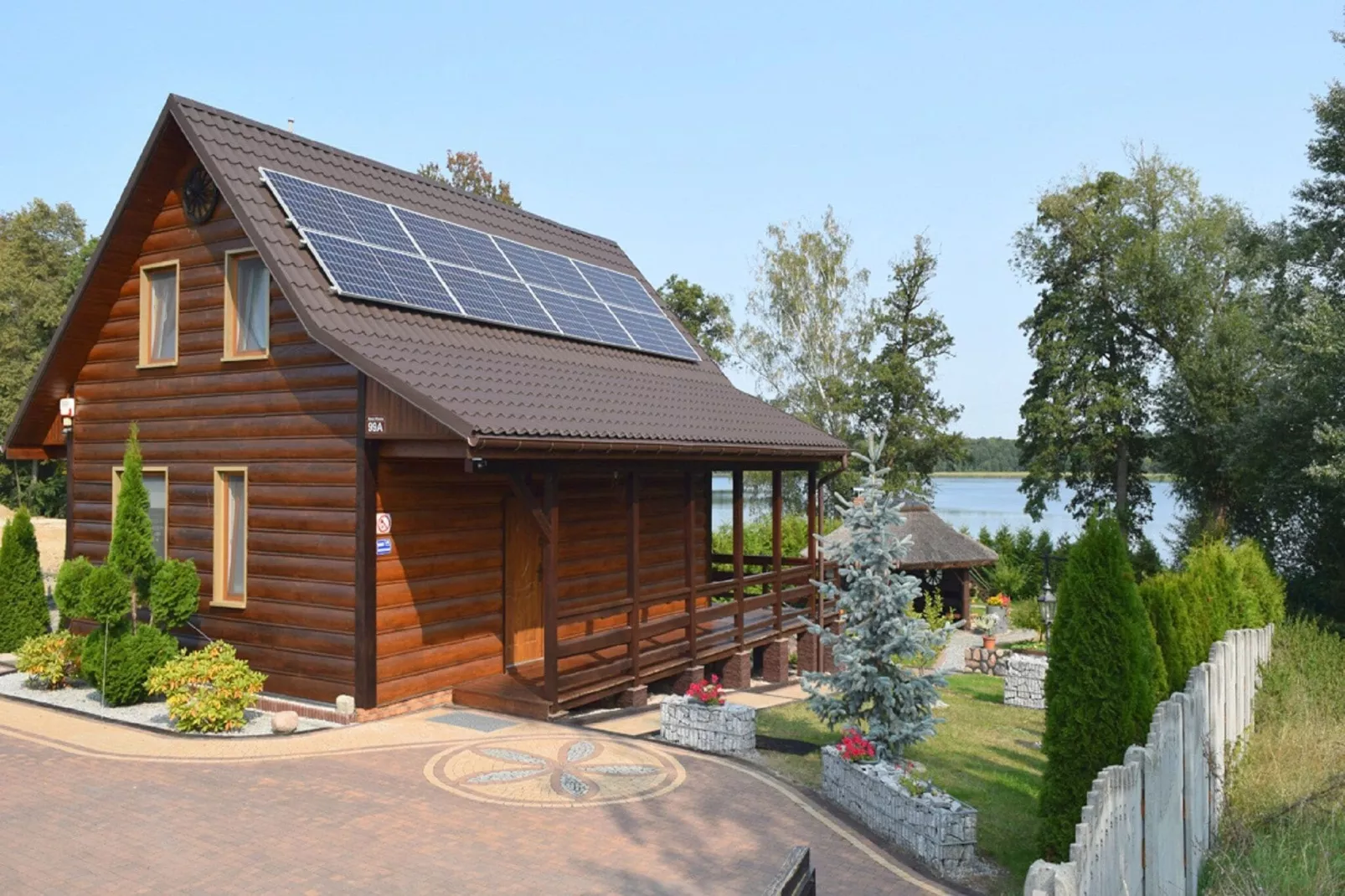 A house on the shore of the lake