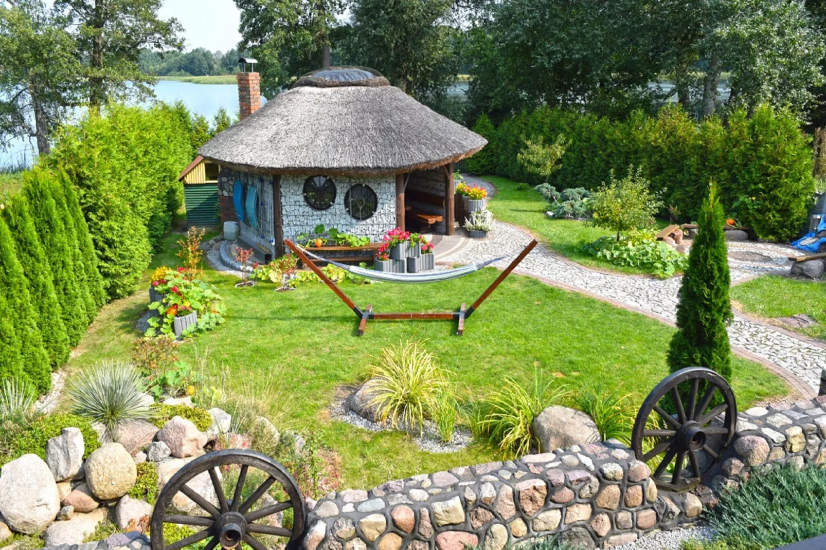 A house on the shore of the lake-Buitenkant zomer