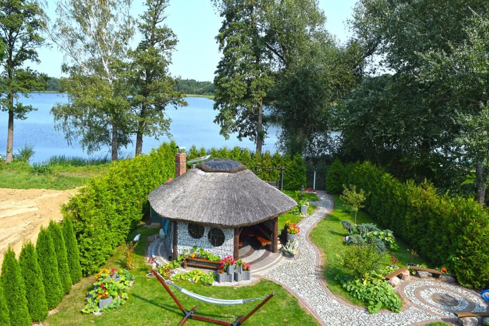 A house on the shore of the lake-Buitenkant zomer