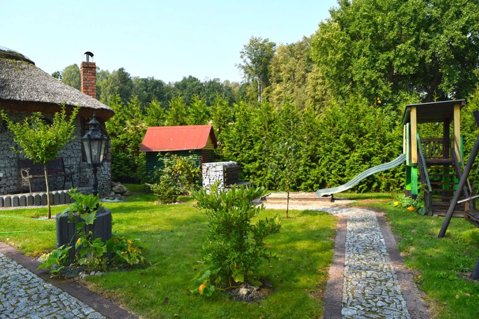 A house on the shore of the lake-Buitenkant zomer