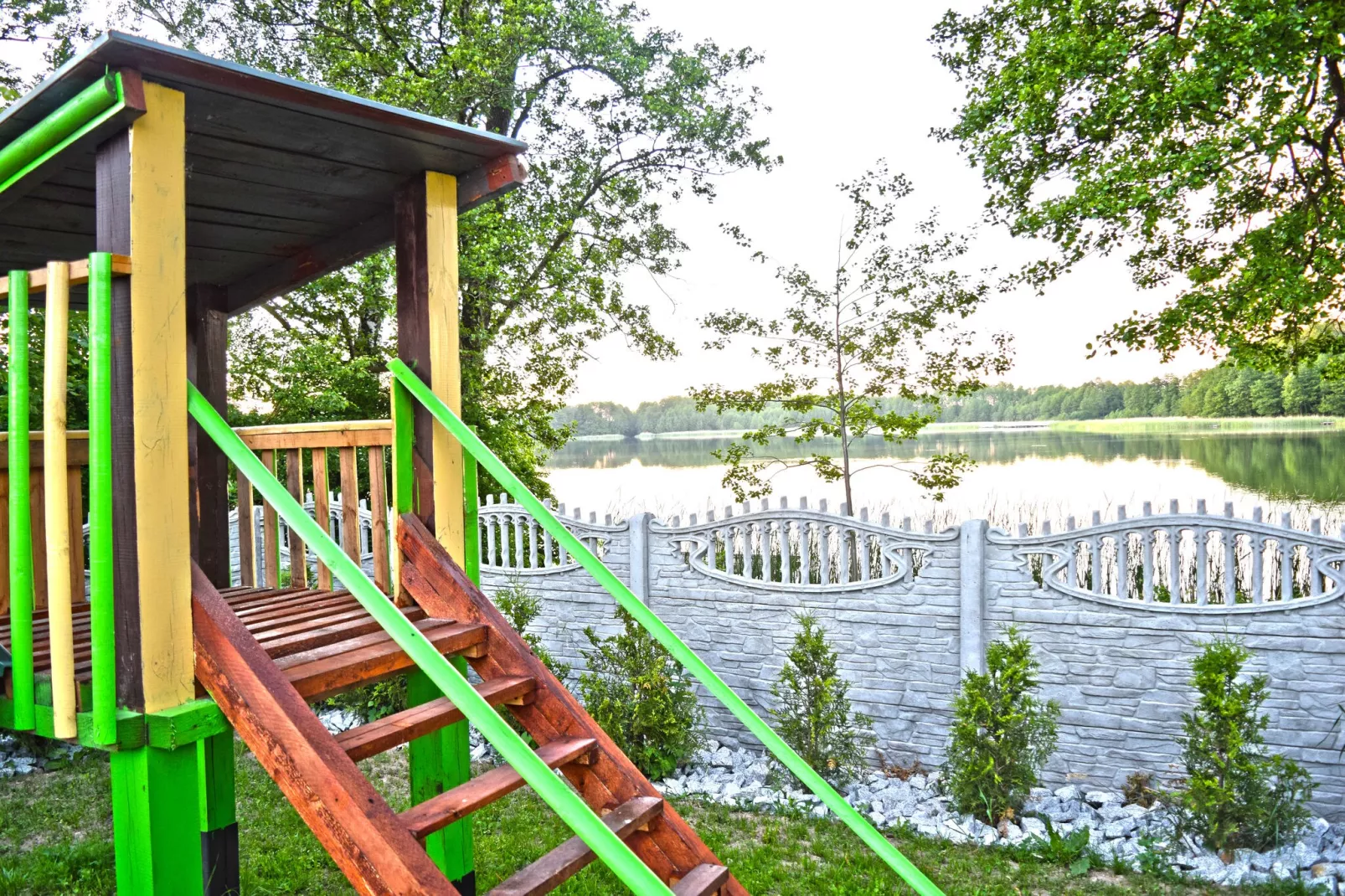 A house on the shore of the lake-Tuinen zomer