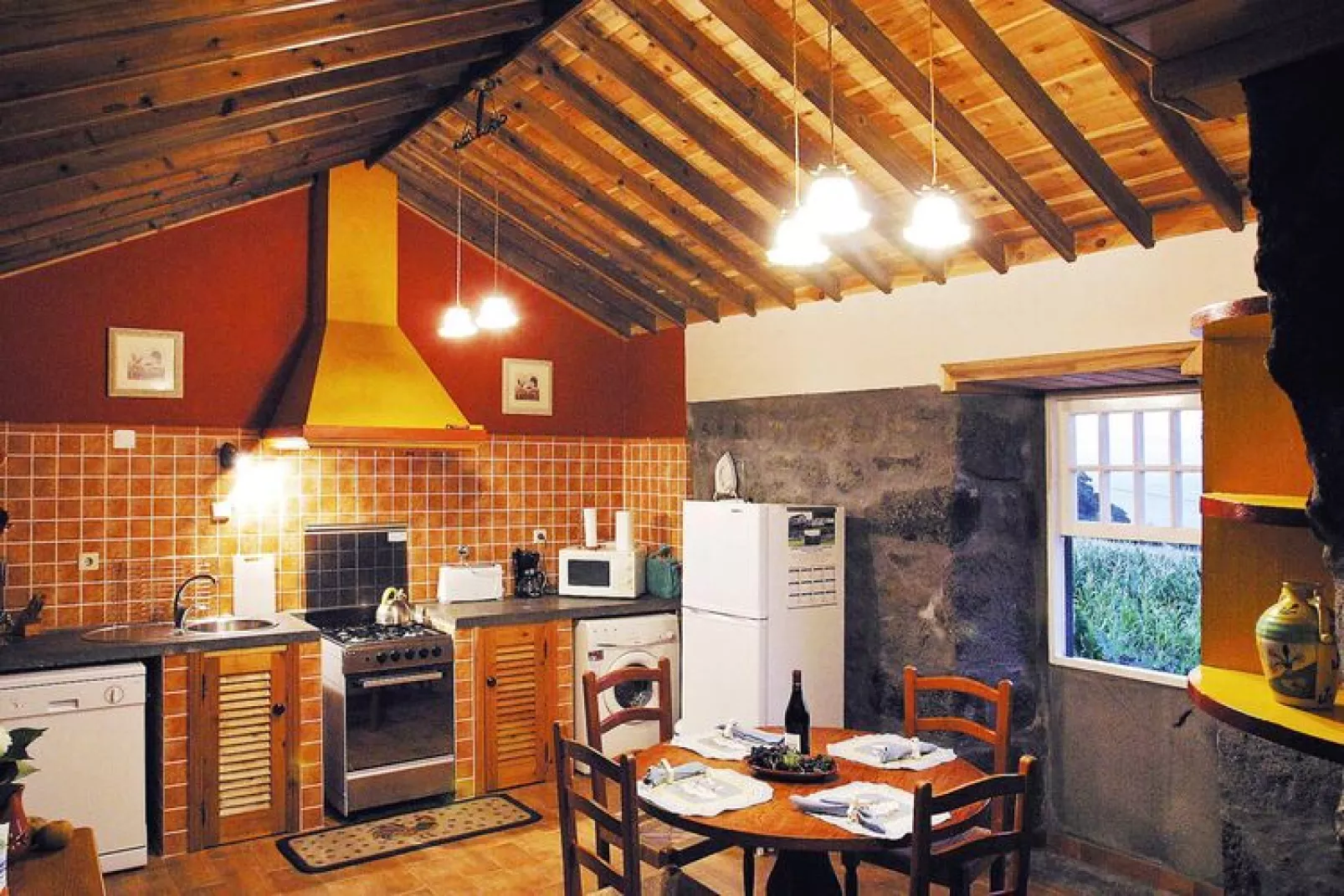 Ferienhäuser Adegas do Pico in Prainha // Adega T2 / 70-90m2 / vineyard or countryside-Keuken