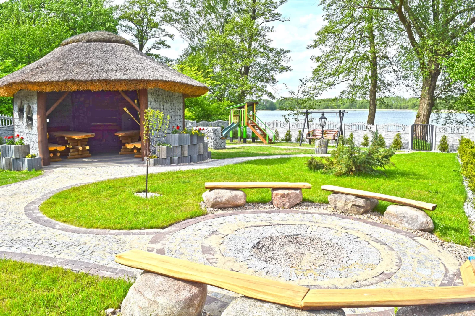 A house on the shore of the lake-Uitzicht zomer