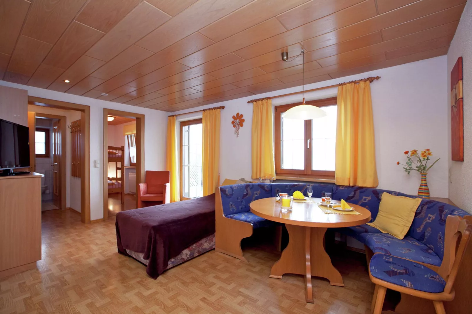 Karakeristiek appartement in Montafon met privétuin-Eetkamer