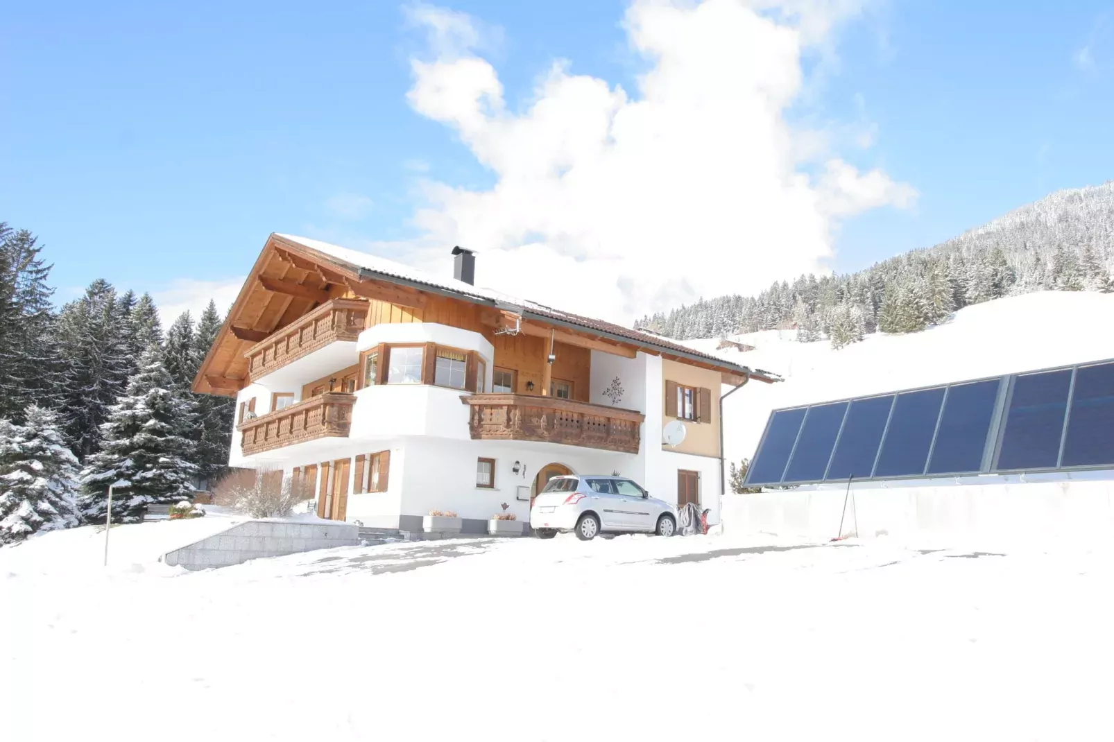 Karakeristiek appartement in Montafon met privétuin-Exterieur winter