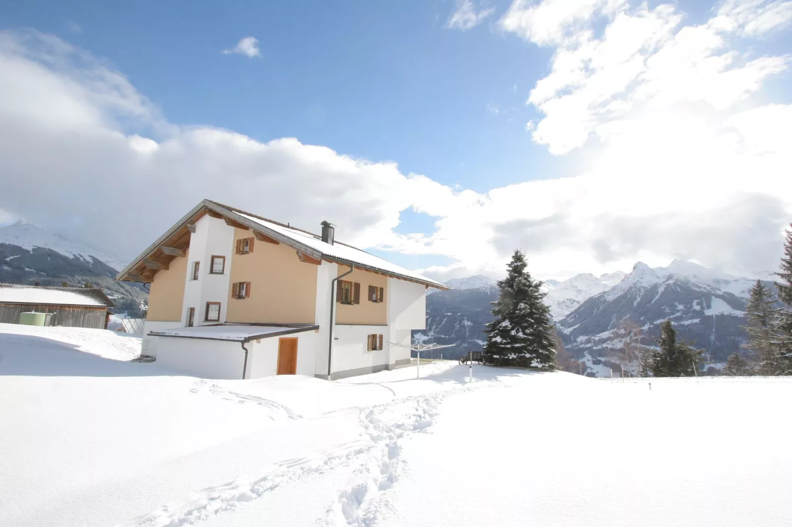 Karakeristiek appartement in Montafon met privétuin-Exterieur winter