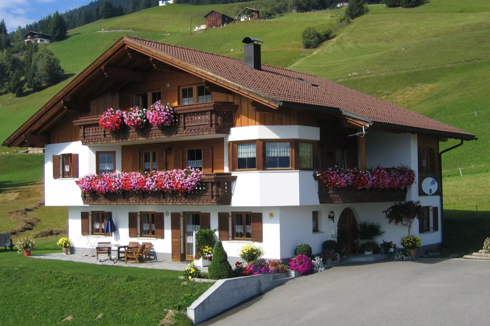 Karakeristiek appartement in Montafon met privétuin-Buitenkant zomer
