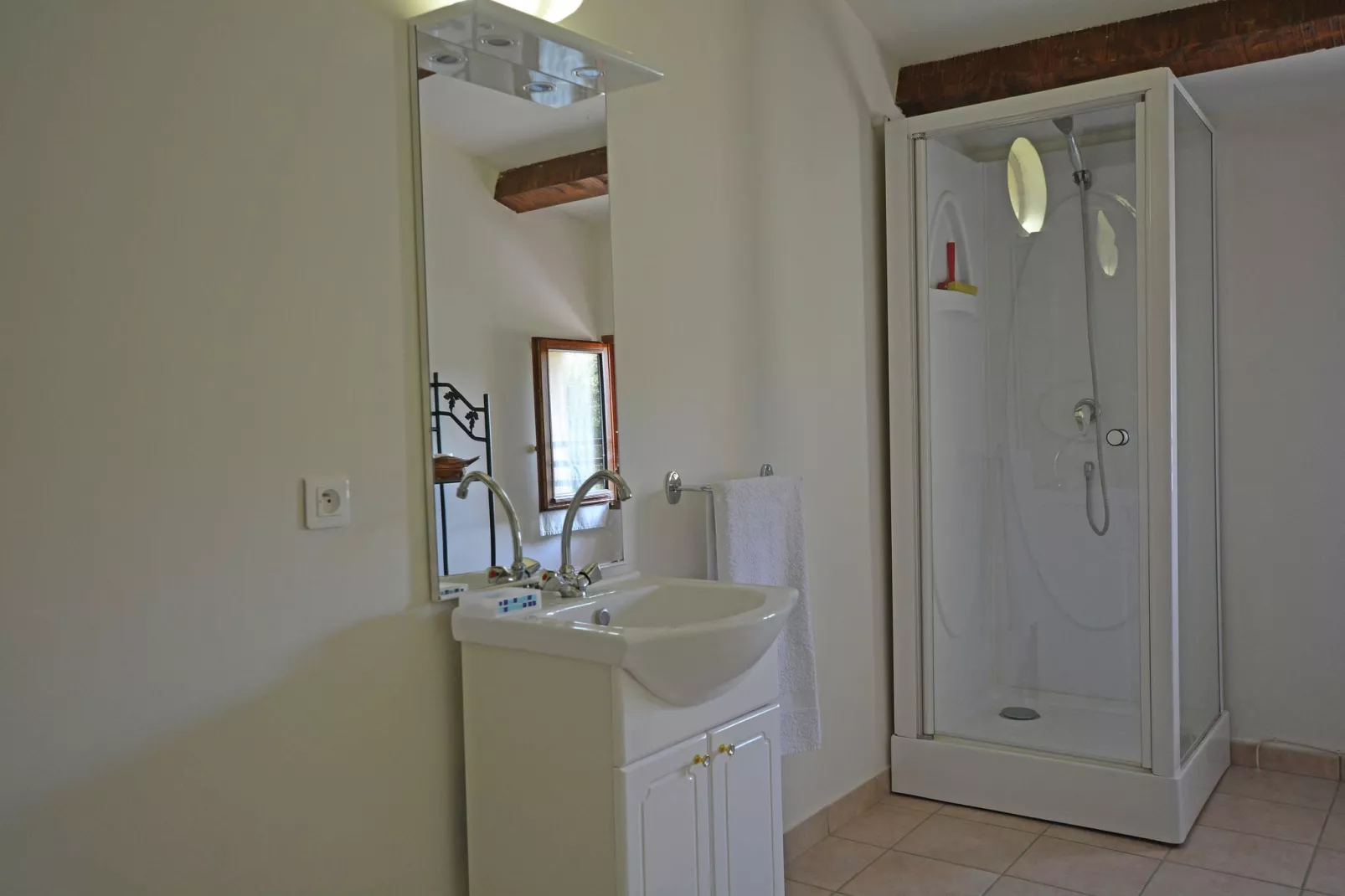 Prachtige villa in Flaux met privézwembad-Badkamer