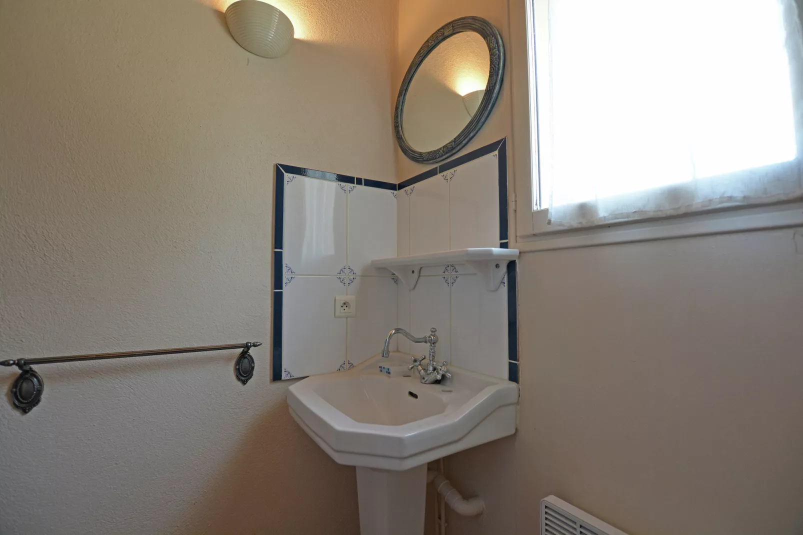 Prachtige villa in Flaux met privézwembad-Badkamer