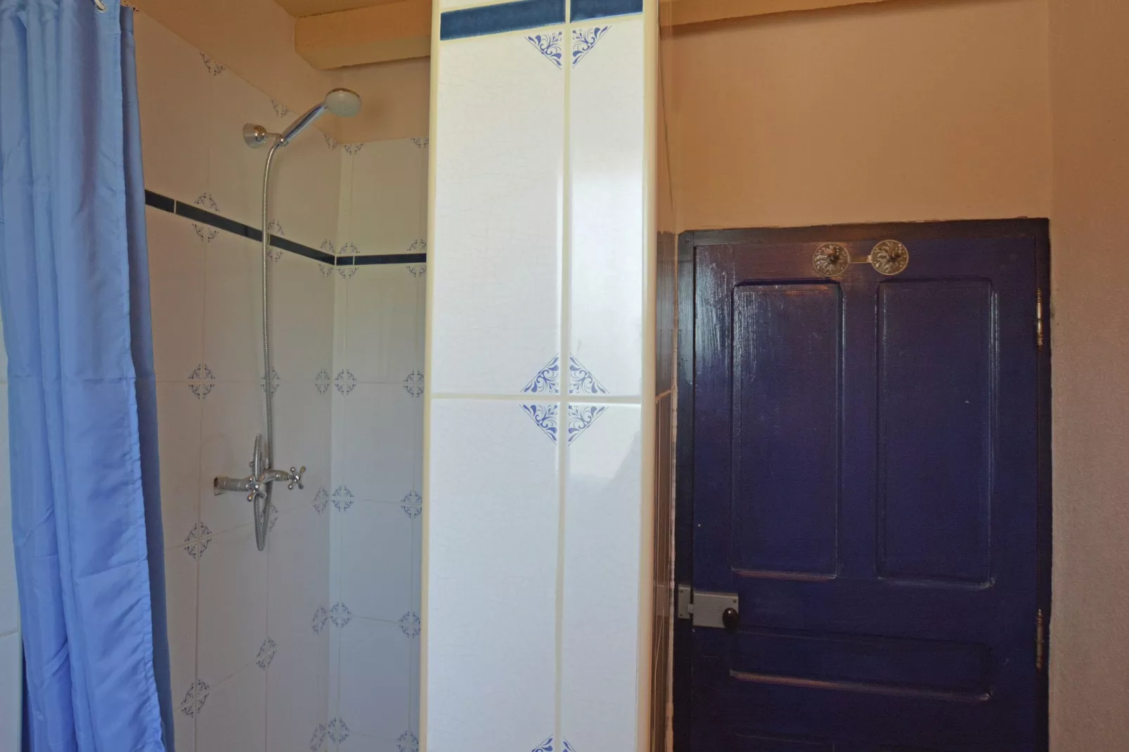 Prachtige villa in Flaux met privézwembad-Badkamer