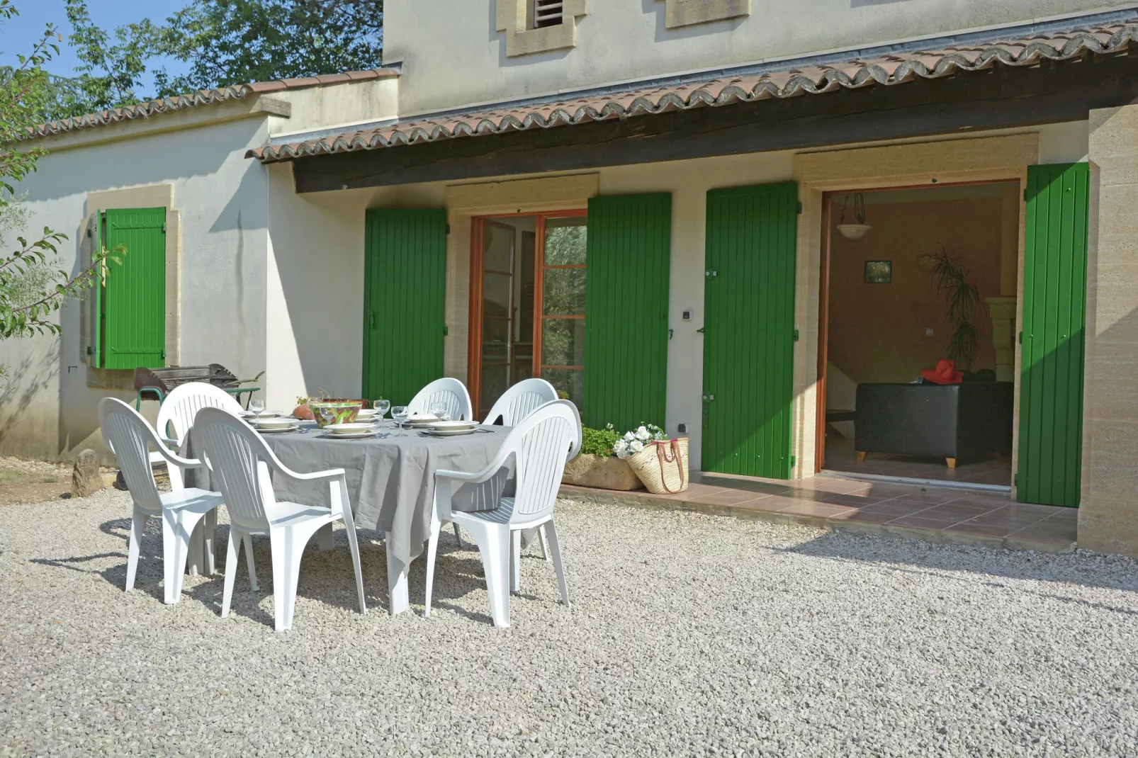 Prachtige villa in Flaux met privézwembad-Terrasbalkon
