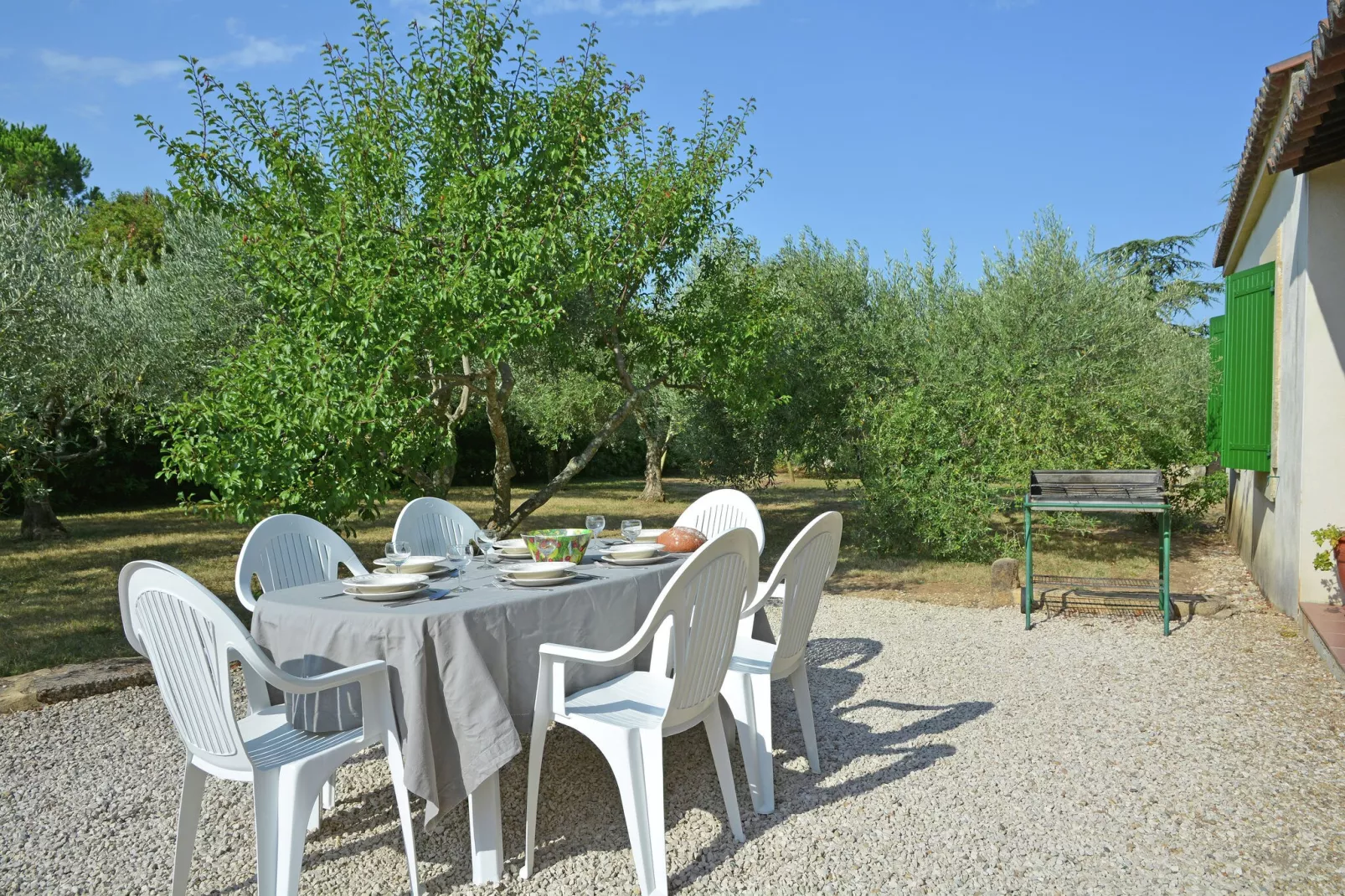 Prachtige villa in Flaux met privézwembad-Terrasbalkon
