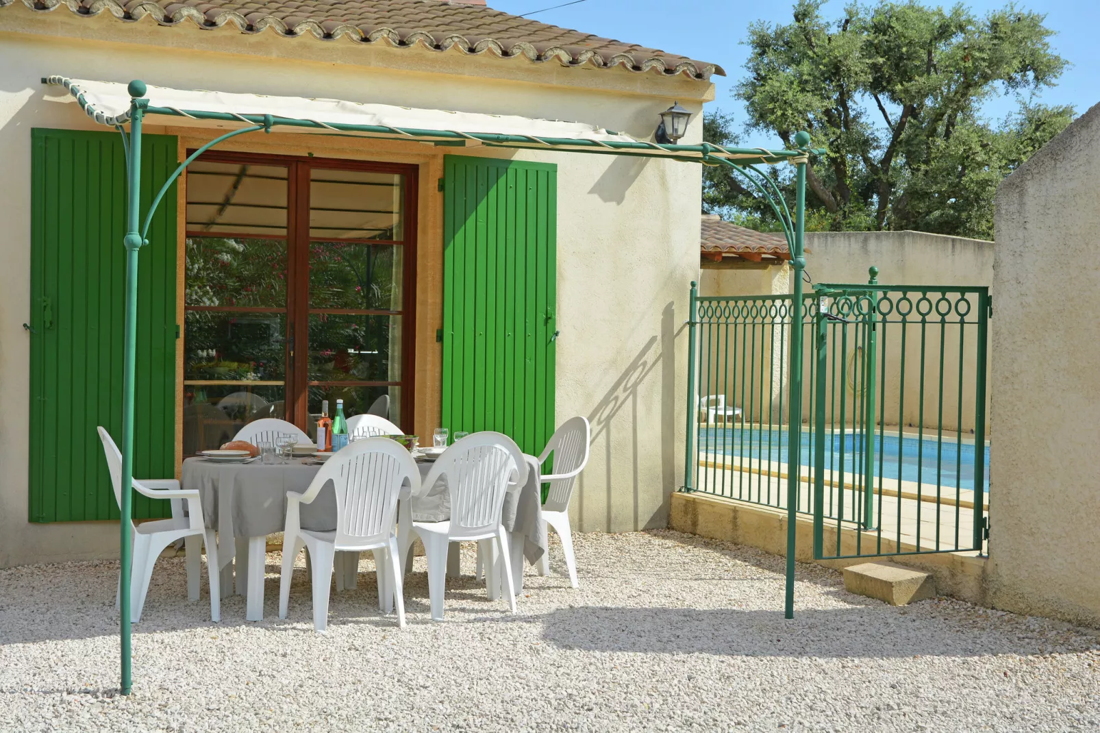 Prachtige villa in Flaux met privézwembad-Terrasbalkon