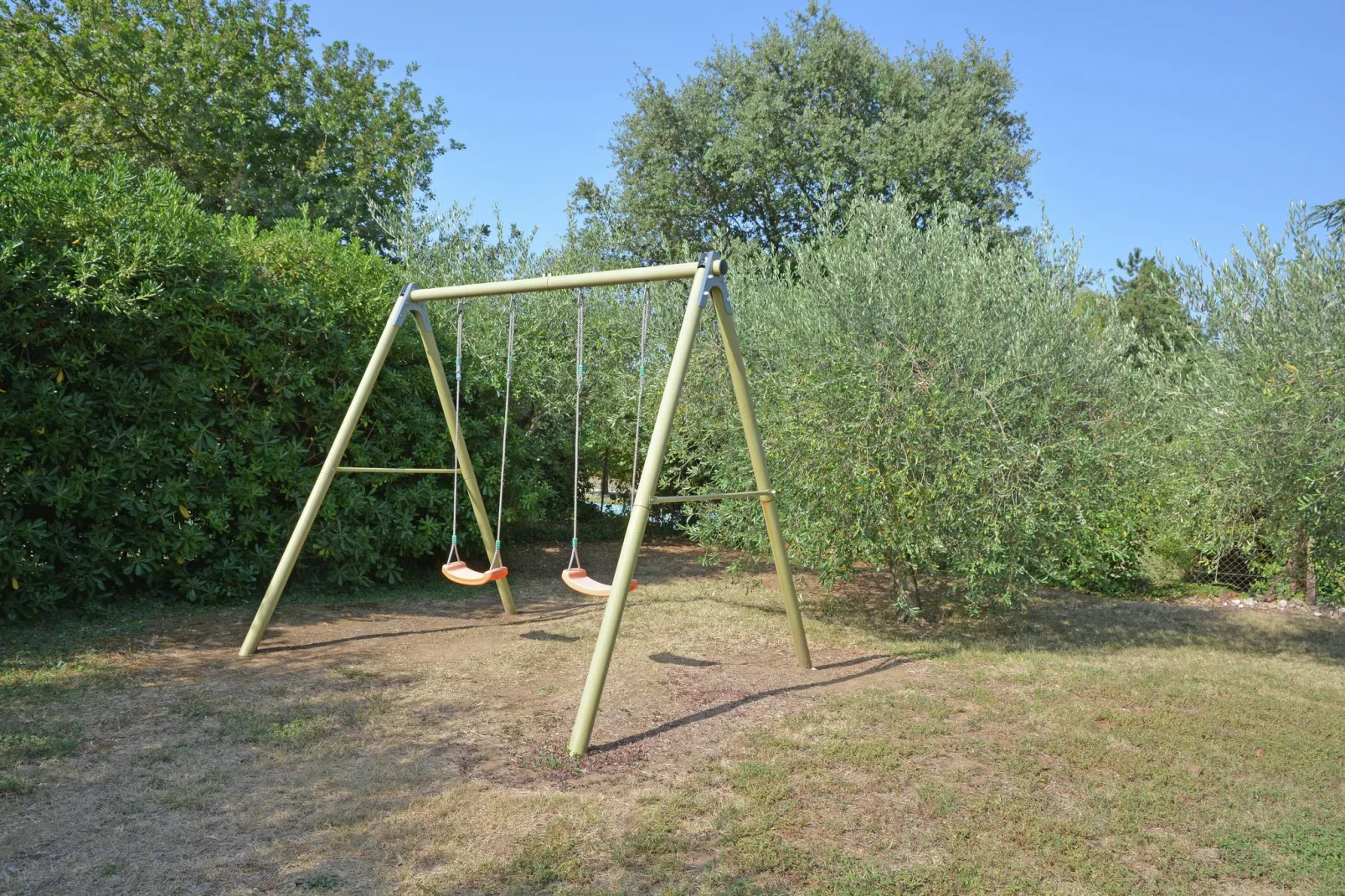 Prachtige villa in Flaux met privézwembad-Tuinen zomer