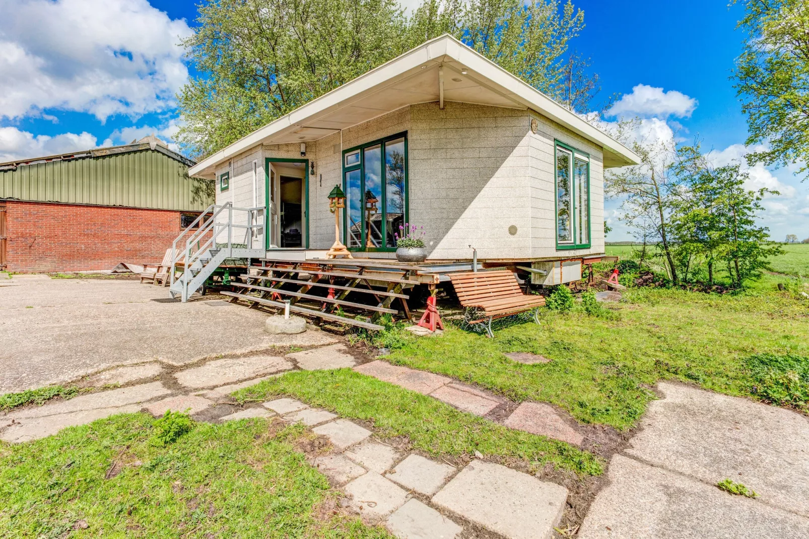 Knus chalet in Friesland met hottub-Buitenkant zomer