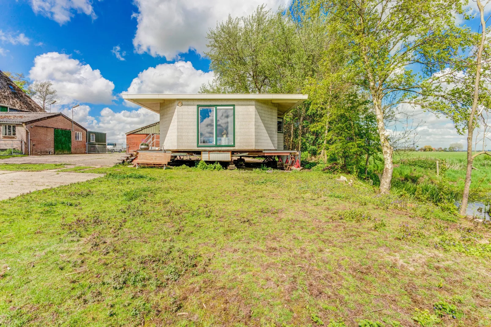 Knus chalet in Friesland met hottub-Tuinen zomer