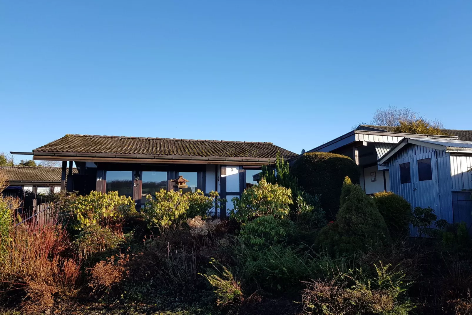 Vakantiehuis aan het Hennermeer met terras-Buitenkant zomer