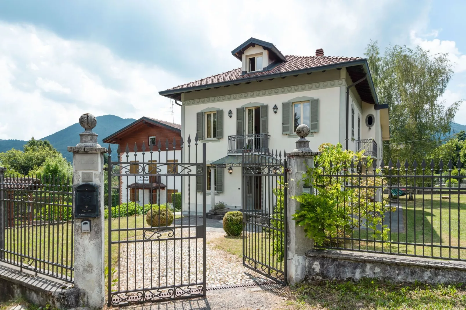 Villa d'epoca con ampio giardino lago di como-Buitenkant zomer