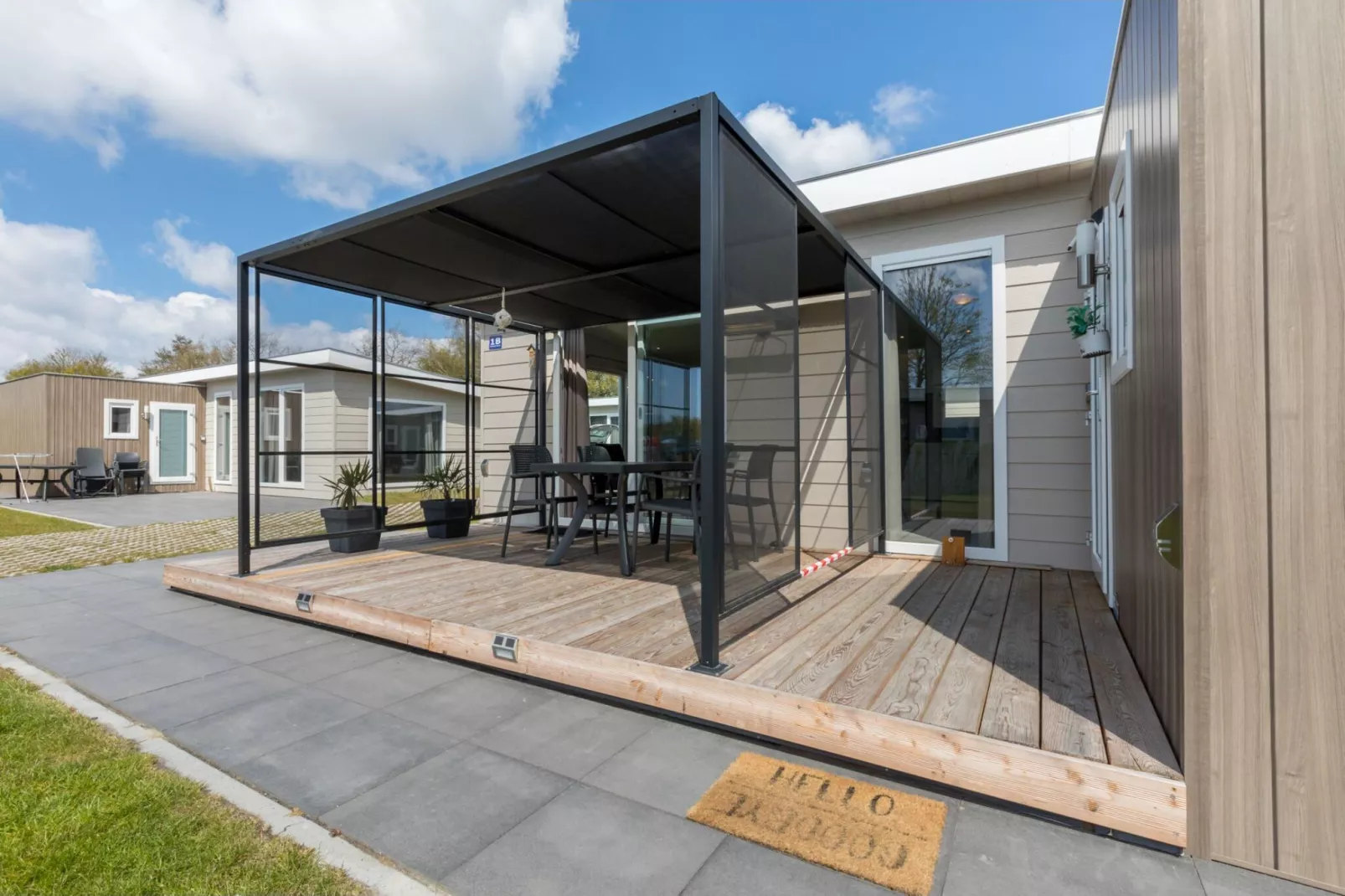 Chalet 4- Vakantiepark Hart van Zeeland-Terrasbalkon