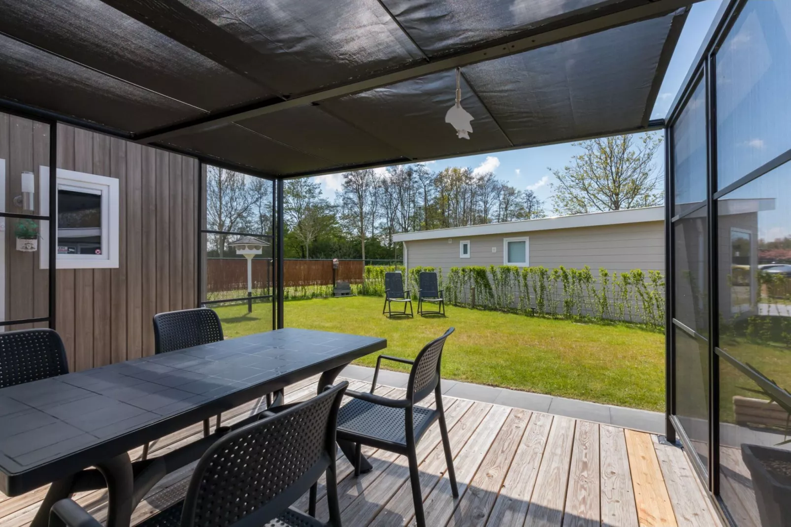 Chalet 4- Vakantiepark Hart van Zeeland-Terrasbalkon