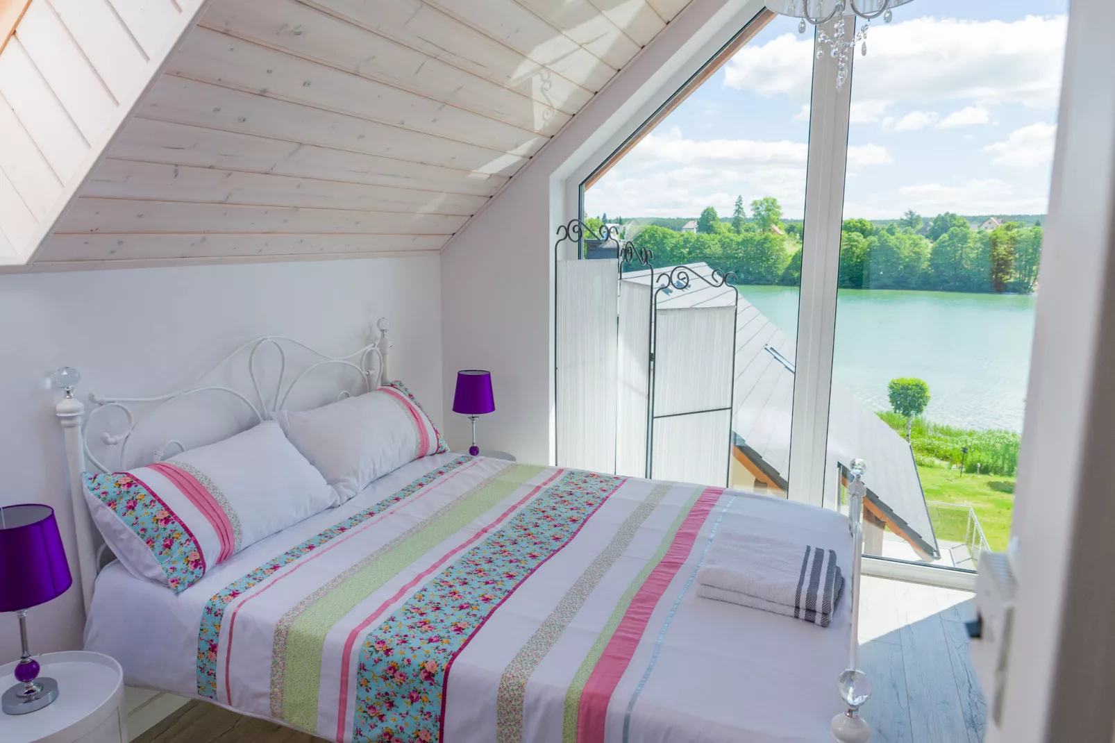 A luxury villa on the shore of the lake-Slaapkamer
