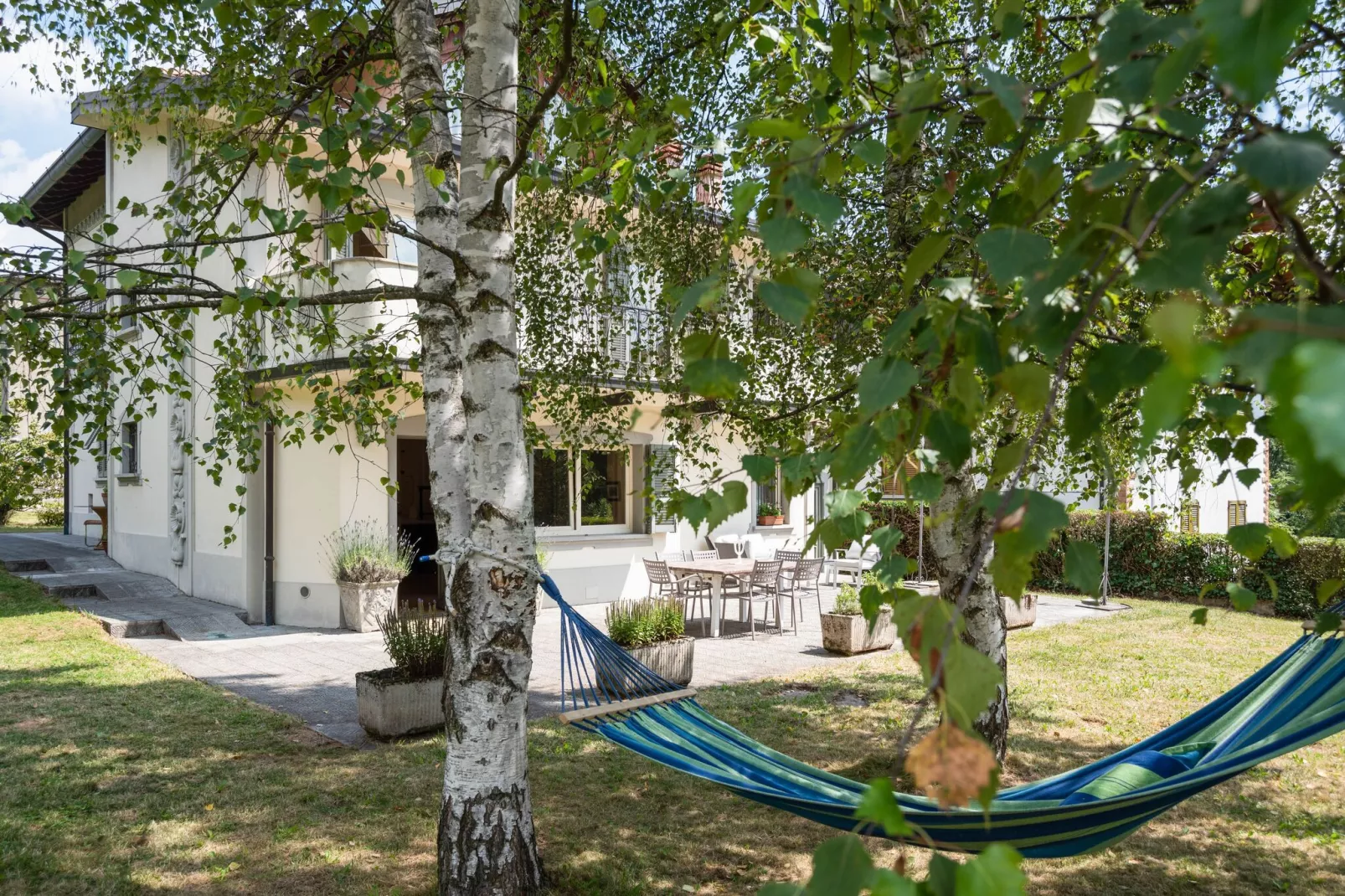 Villa d'epoca con ampio giardino lago di como-Tuinen zomer