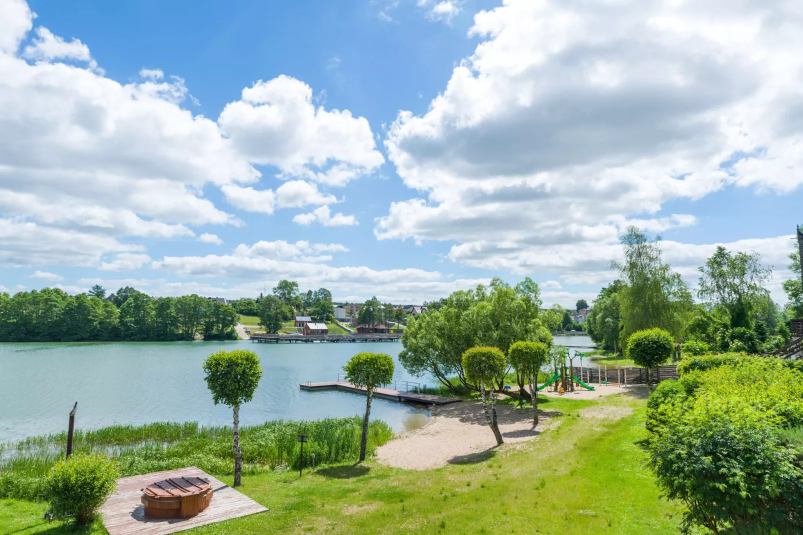 A luxury villa on the shore of the lake-Tuinen zomer