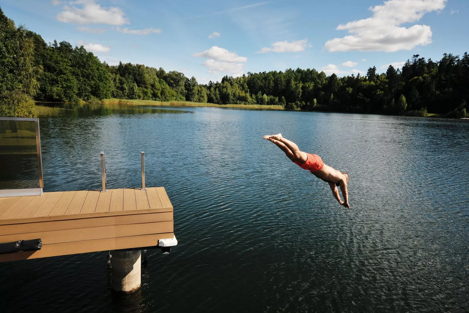 Dom na wodzie Bytów-Buitenkant zomer