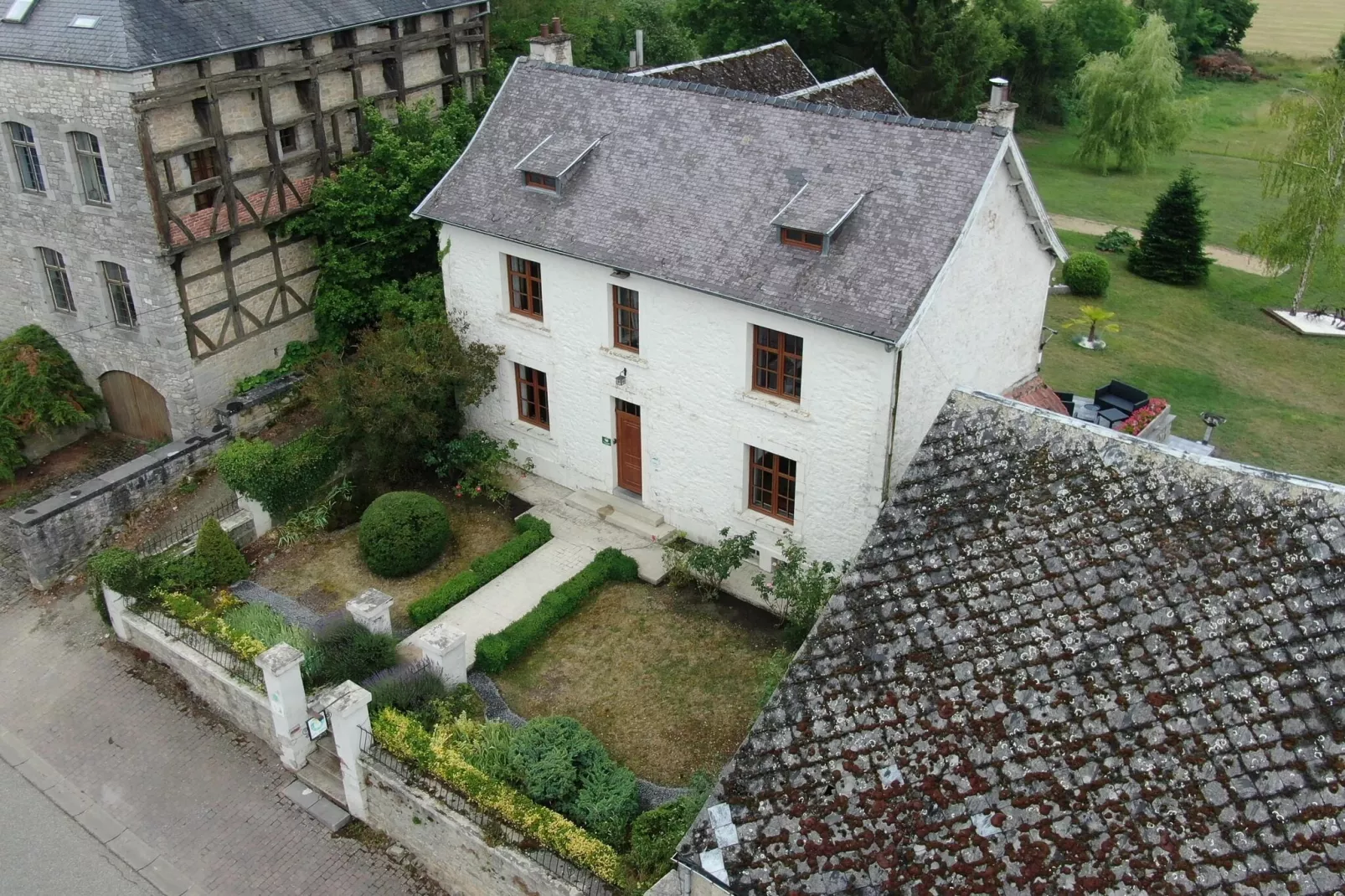 Maison Gimnée-Buitenkant zomer