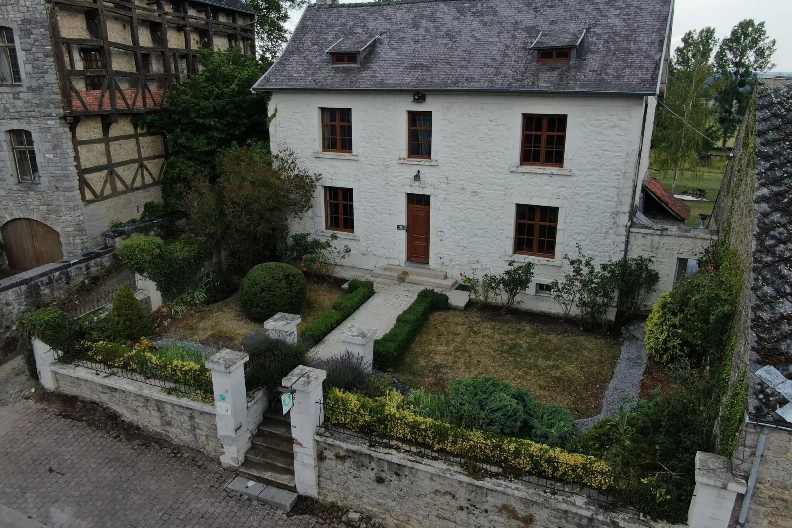 Maison Gimnée-Buitenkant zomer