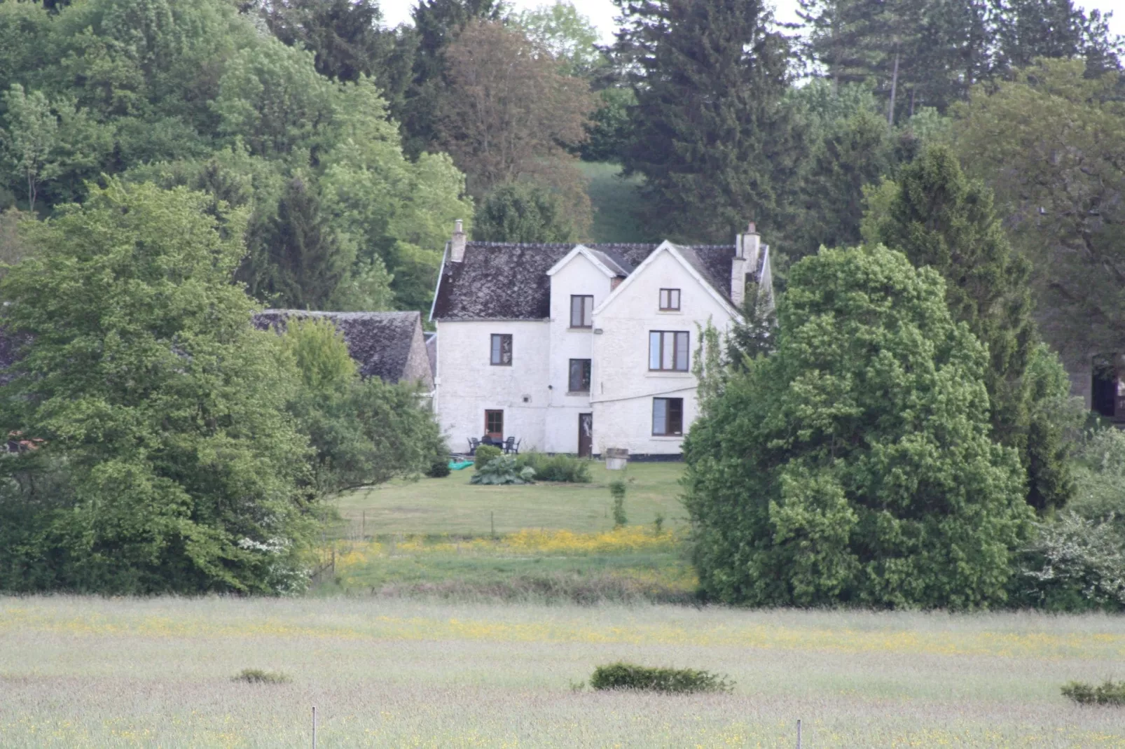 Maison Gimnée-Buitenkant zomer