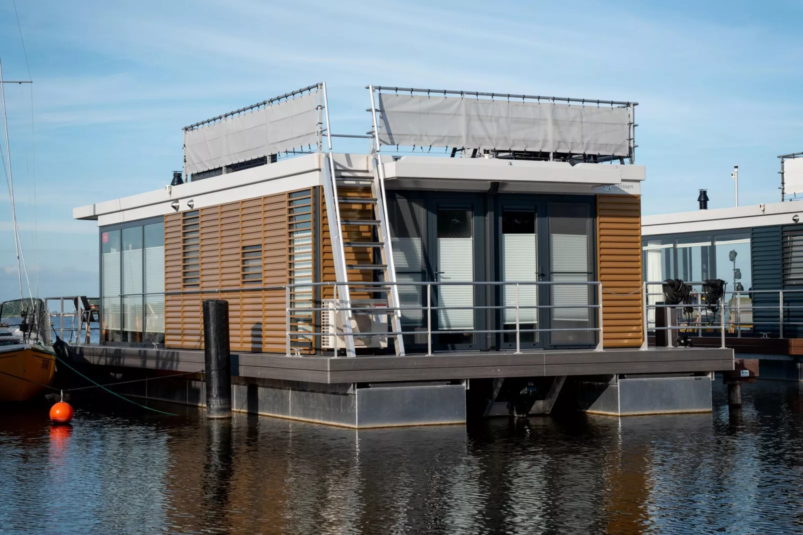 Houseboat met dakterras-Buitenkant zomer