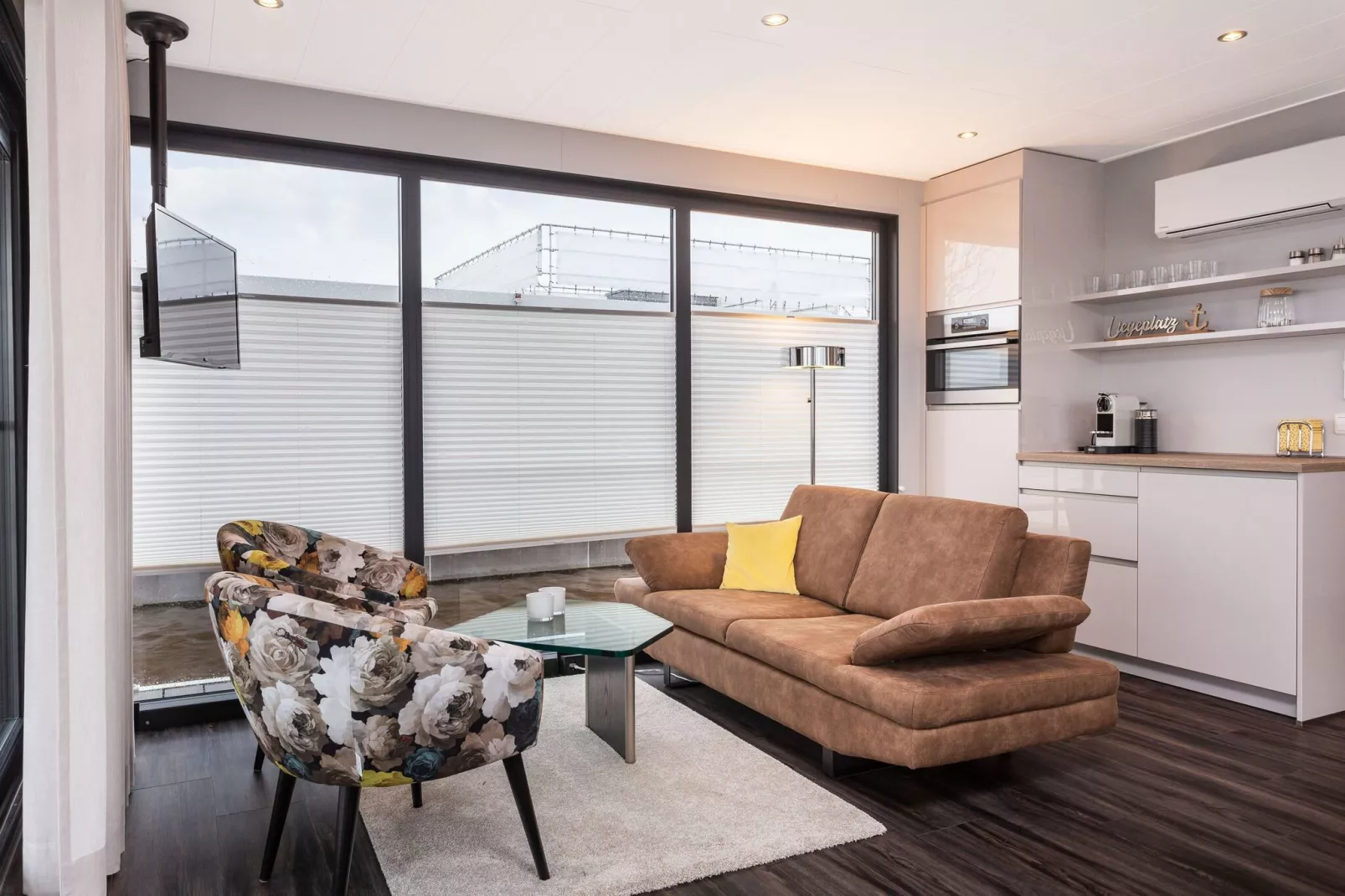 Houseboat Elysium met dakterras-Woonkamer