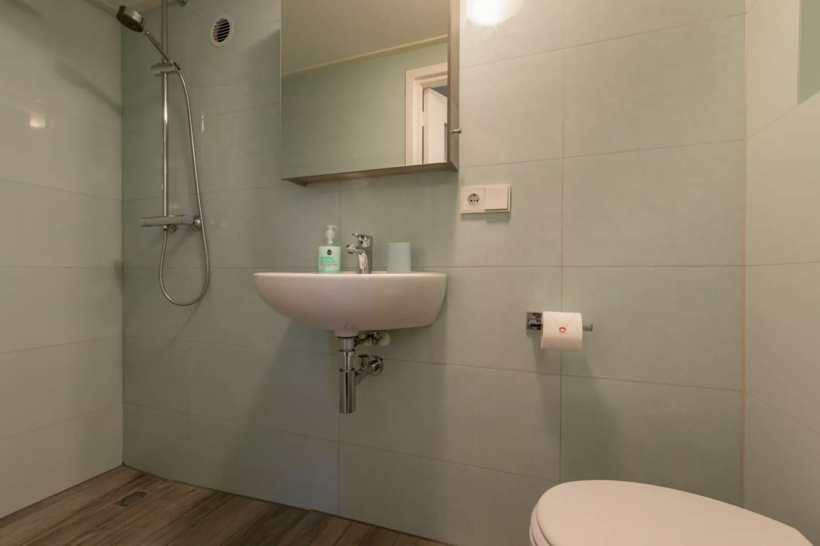 Appartement - Kon Emmaweg 6  Vrouwenpolder bovenapp-Badkamer