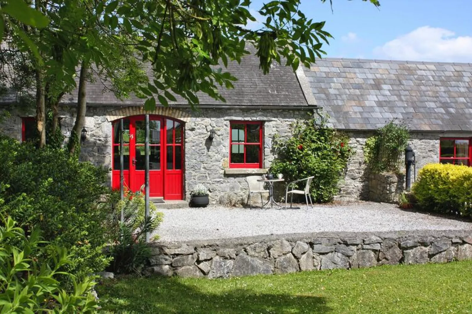 Semi-detached house The Granary in Terryglass Co Tipperary-Buitenkant zomer