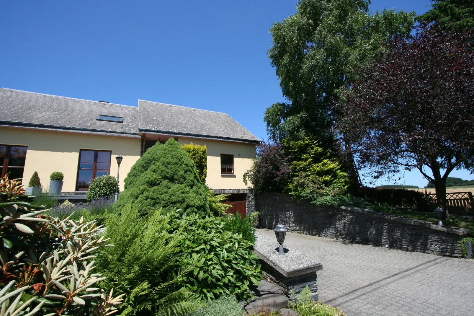 La Maison des Grands Prés-Buitenkant zomer