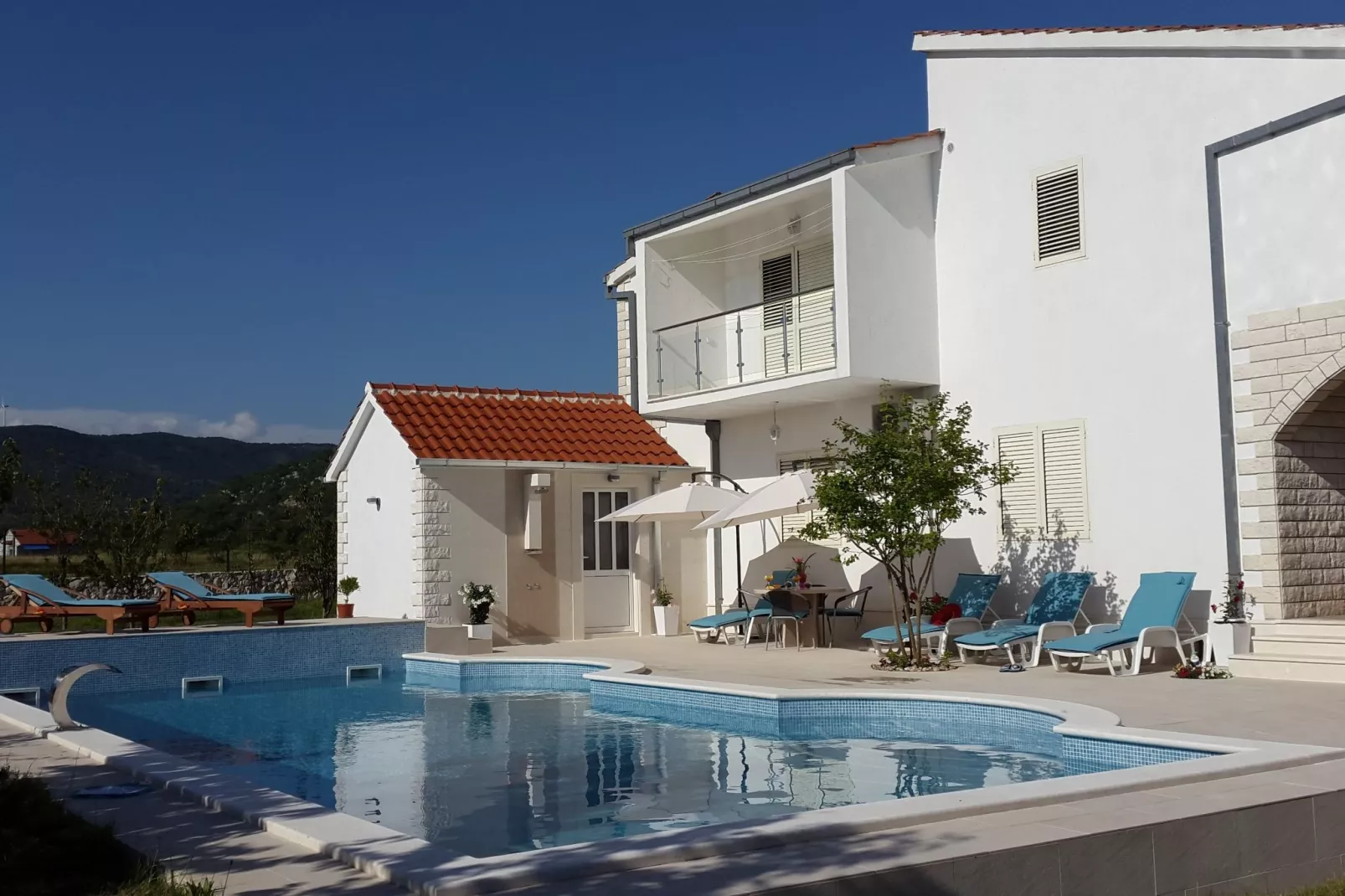 Villa Almas holiday house-Buitenkant zomer