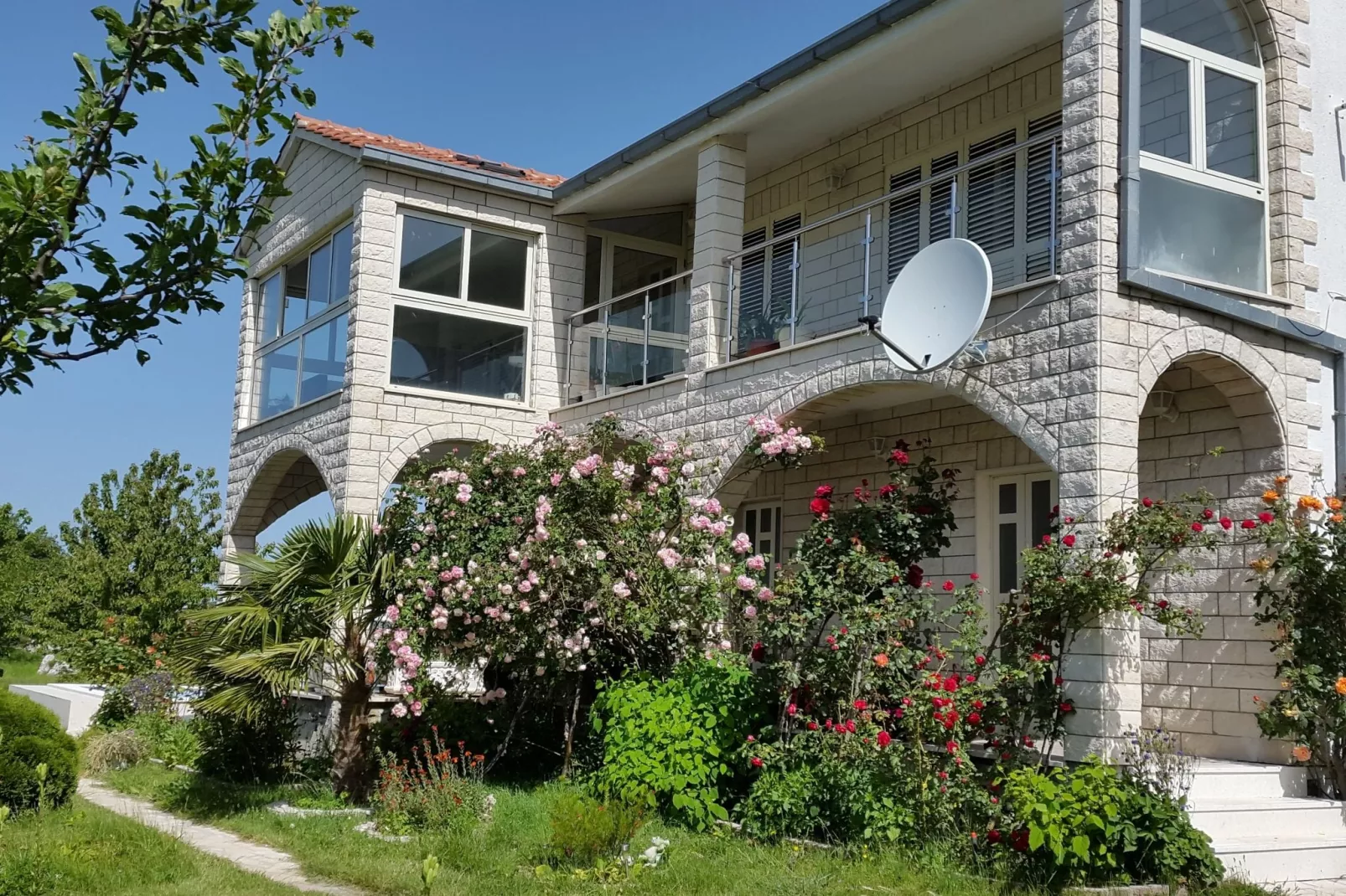 Villa Almas holiday house-Buitenkant zomer
