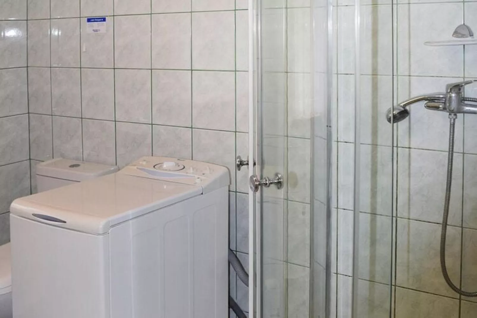 Holiday Home with whirlpool at the lake in Zakowo-Badkamer