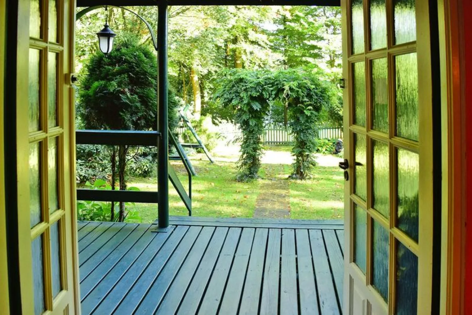 Holiday Home with whirlpool at the lake in Zakowo-Terrasbalkon