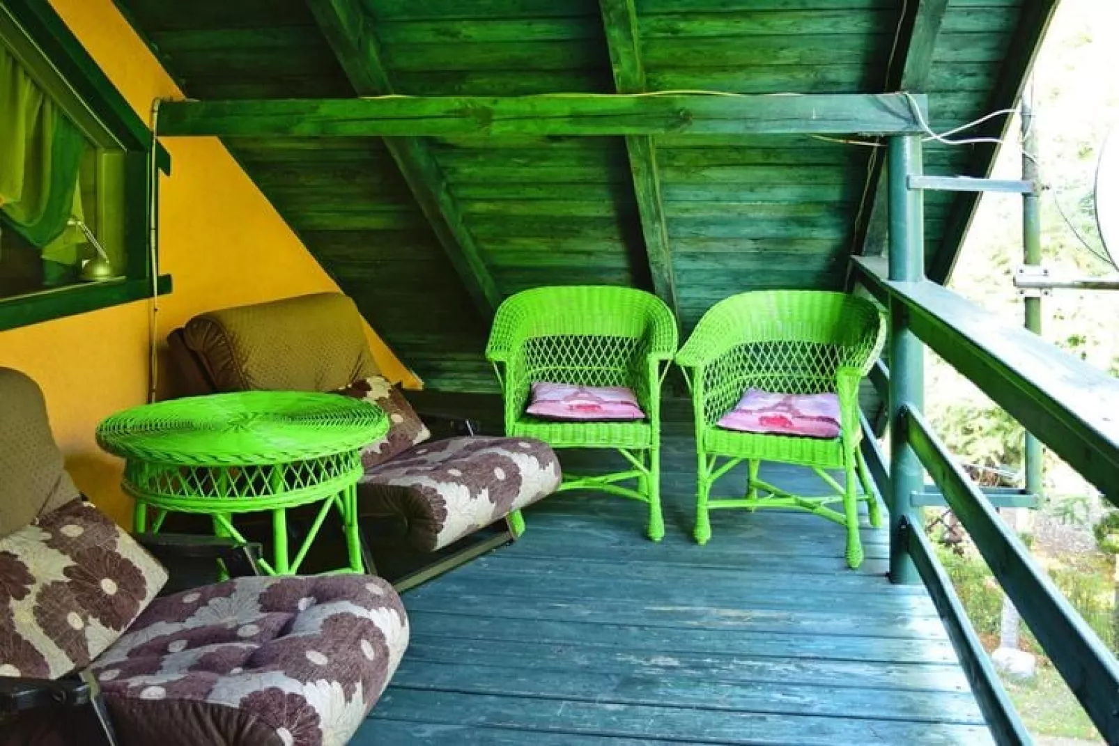 Holiday Home with whirlpool at the lake in Zakowo-Terrasbalkon