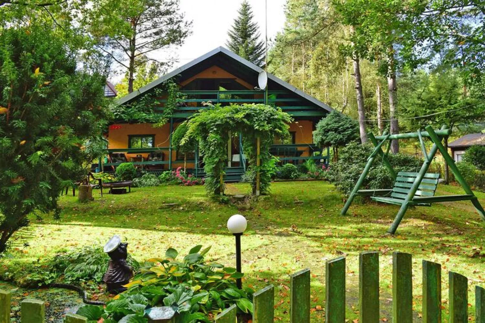 Holiday Home with whirlpool at the lake in Zakowo-Tuinen zomer