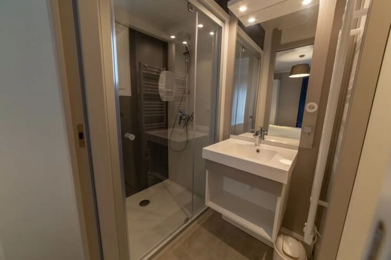 4-persoons halfvrijstaande bungalow, La Côte Normande-Badkamer